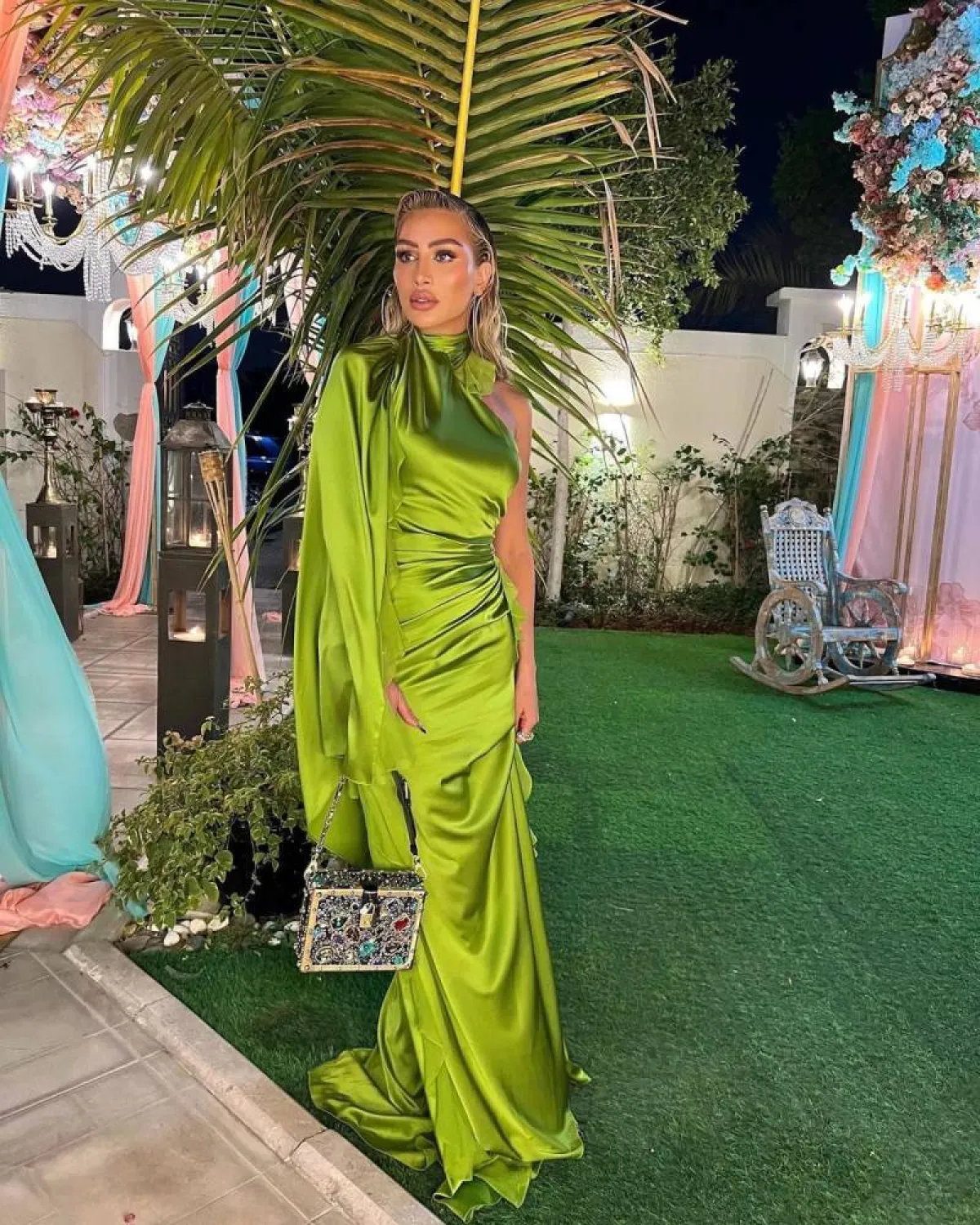 مايا دياب بإطلالة مونوكروم بفستان من الساتان الأخضر