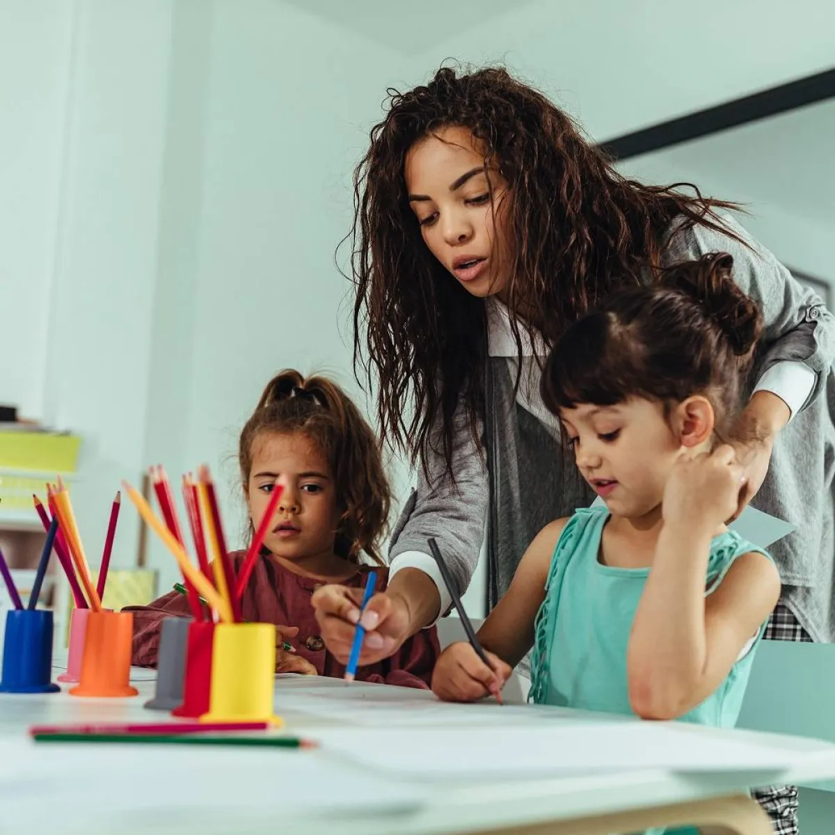 صورة لمعلمة وطفلتين