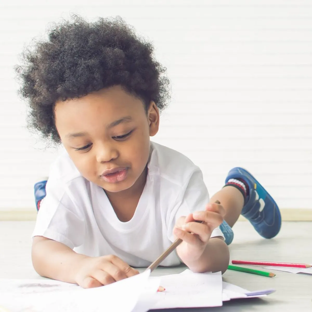 صورة لطفل يمسك بقلم