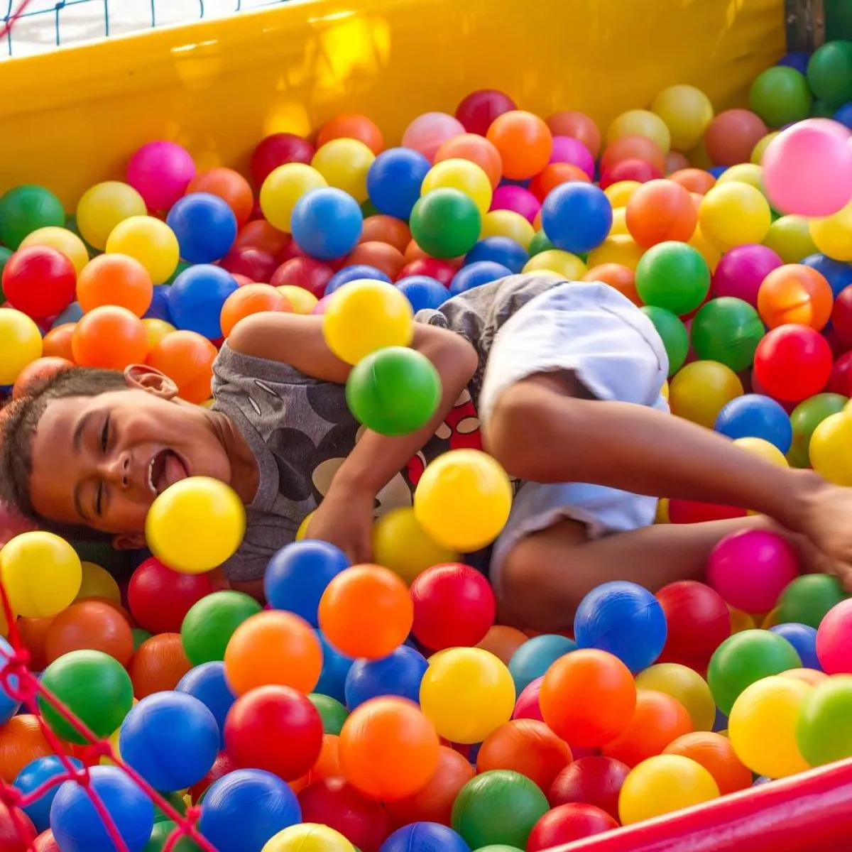 صورة لطفل يلعب