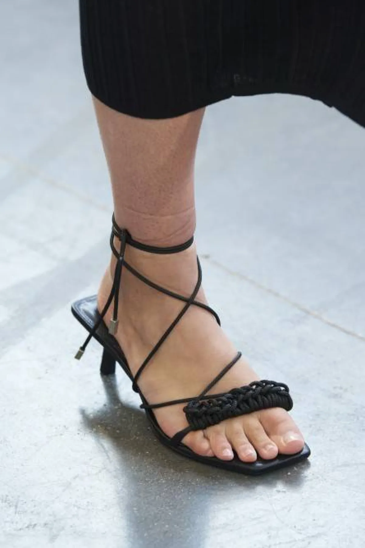 صندل أسود بستايل الغلادياتور