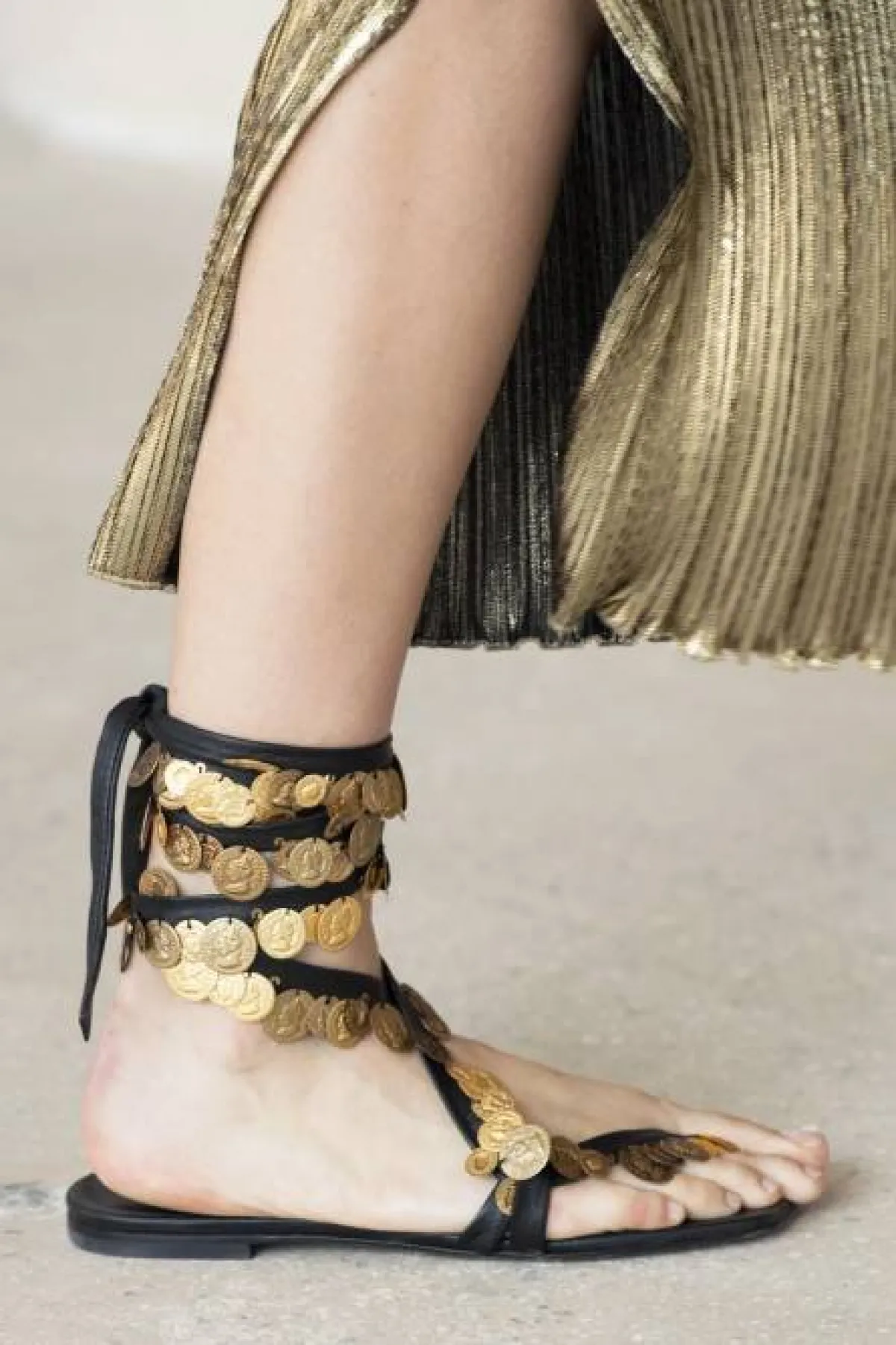 صندل بستايل الغلادياتور مزيَّن بعملات معدنية