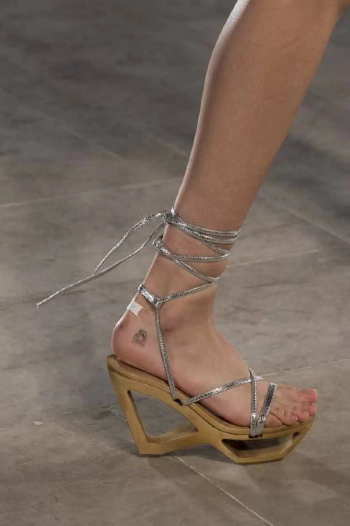 صندل بستايل الغلادياتور باللون الفضي الميتاليك