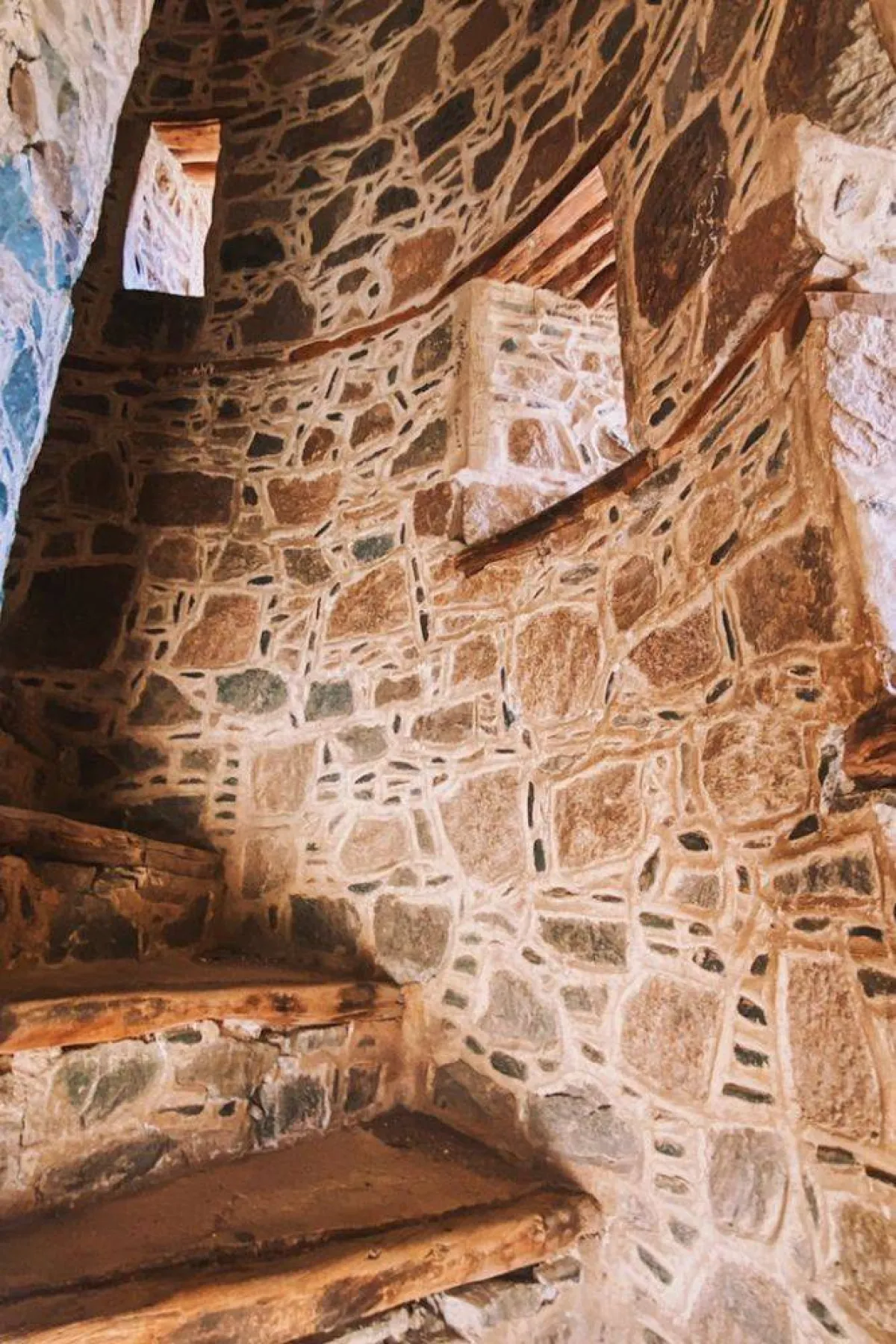 تظهر الصورة الدرج الحلزوني داخل المسجد مصدر الصورة يوسف السديس صاحب حساب Jo0sef@ على تويتر