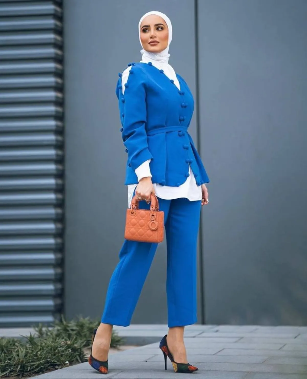 إطلالات منعشة بالبدلة الملونة من دلال الدوب