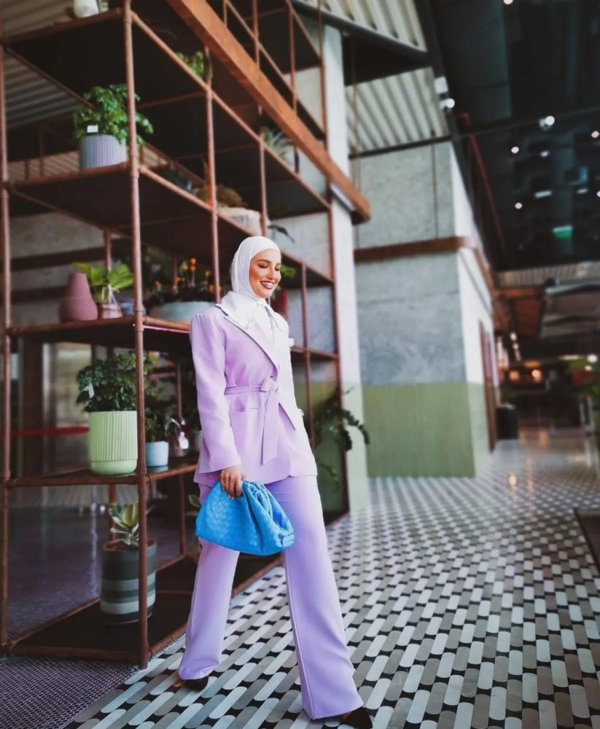 إطلالات منعشة بالبدلة الملونة من دلال الدوب