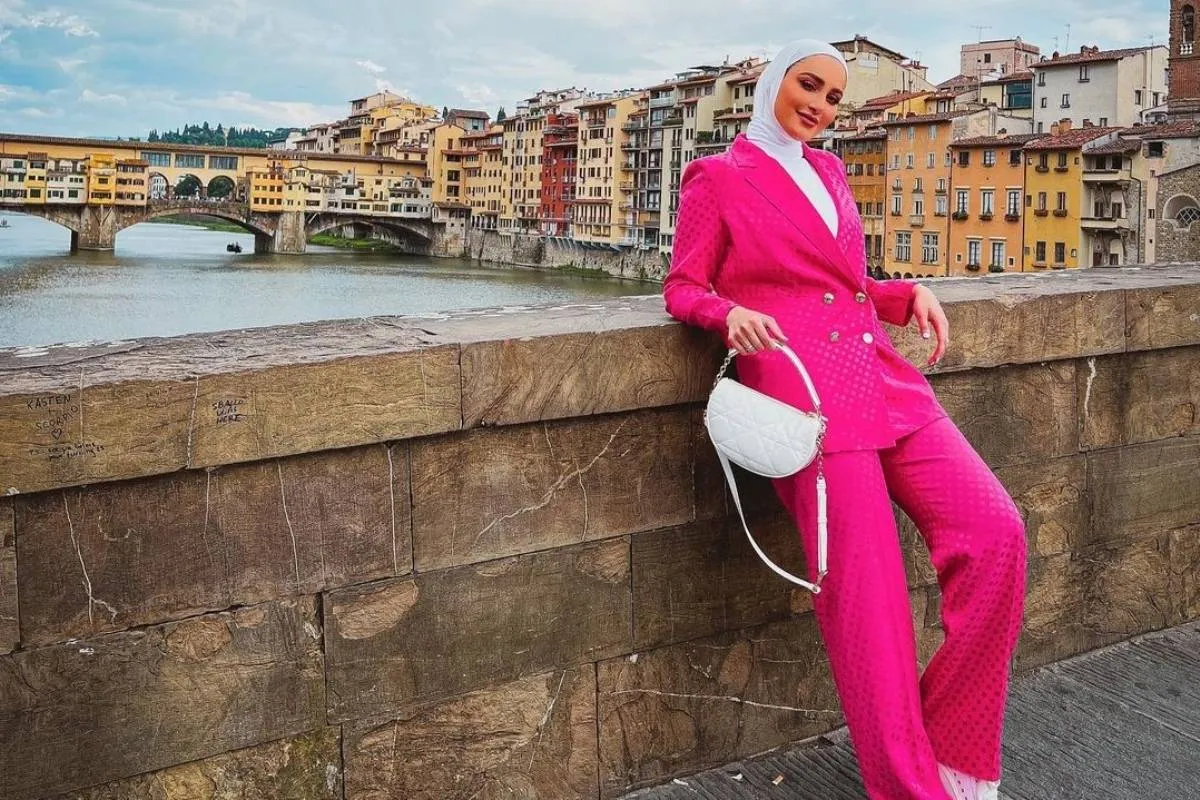 إطلالات منعشة بالبدلة الملونة من دلال الدوب