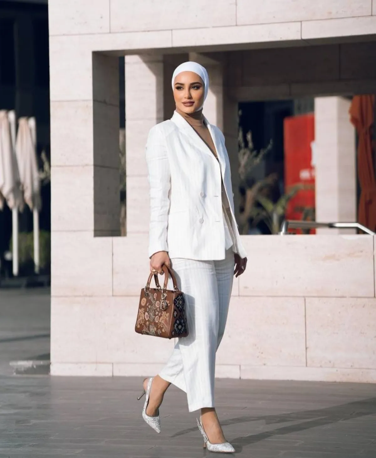 إطلالات منعشة بالبدلة الملونة من دلال الدوب