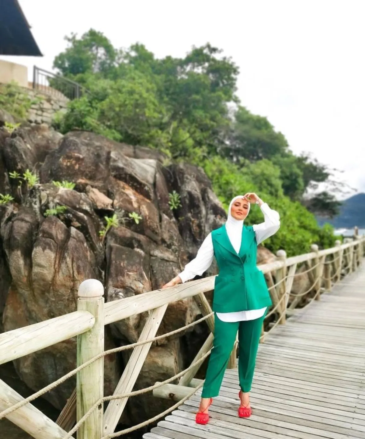 إطلالات منعشة بالبدلة الملونة من دلال الدوب