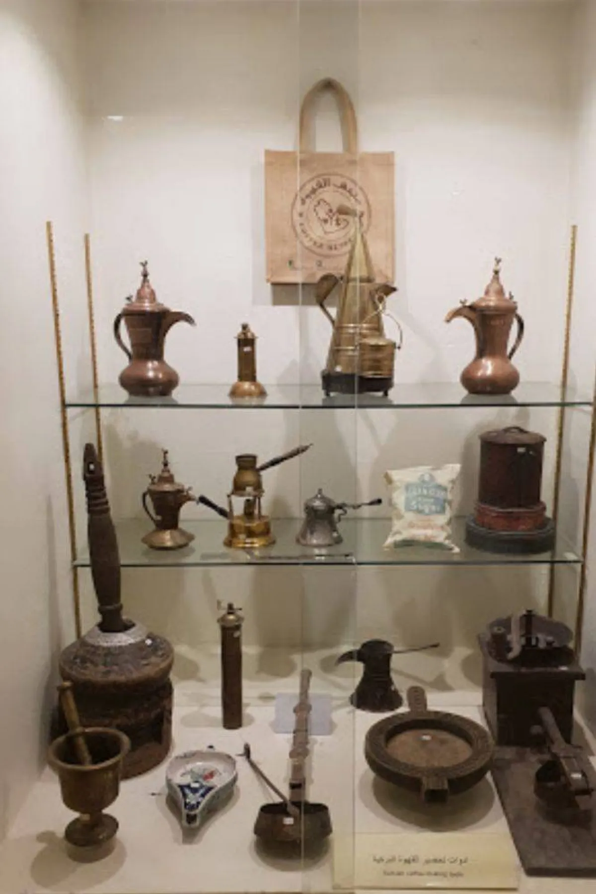تظهر الصورة قطعاً أثرية لمجال القهوة في متحف القهوة في مدينة الأحساء مصدر الصورة موقع متحف القهوة 