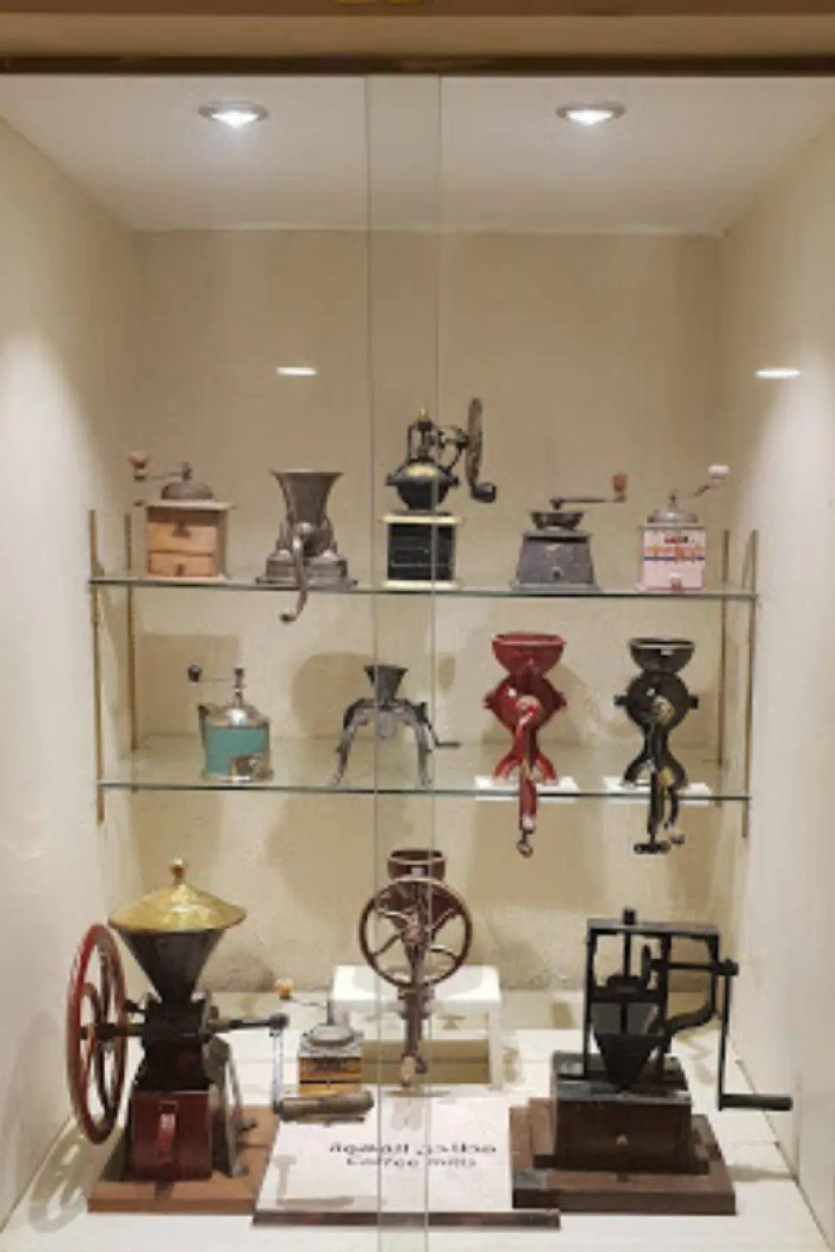 تظهر الصورة قطعاً أثرية لمجال القهوة في متحف القهوة في مدينة الأحساء مصدر الصورة موقع متحف القهوة 