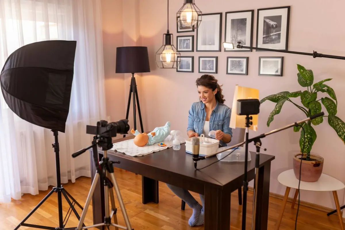 صورة لأم تتدرب على جهاز التعقيم