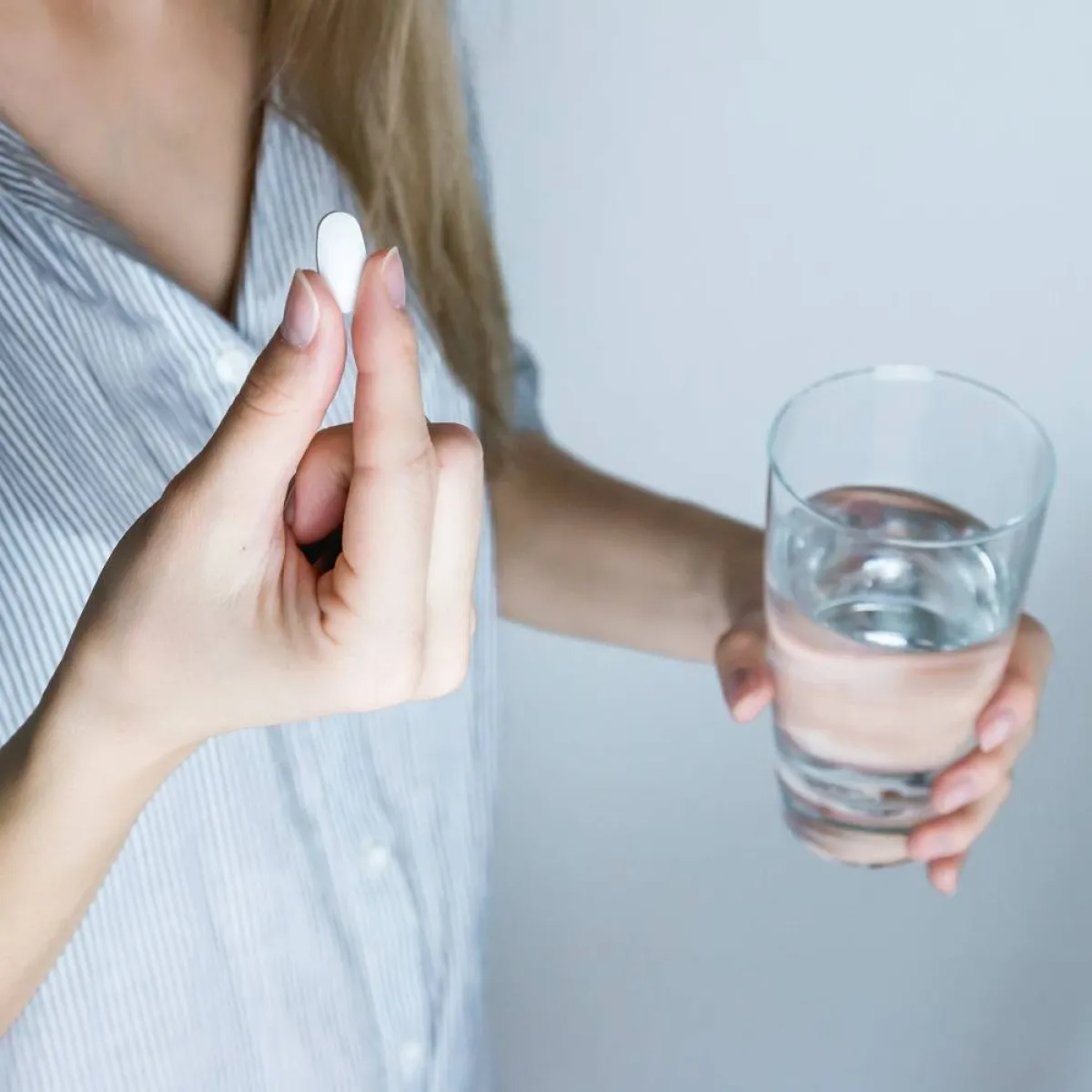 صورة لامرأة تتناول كبسولة