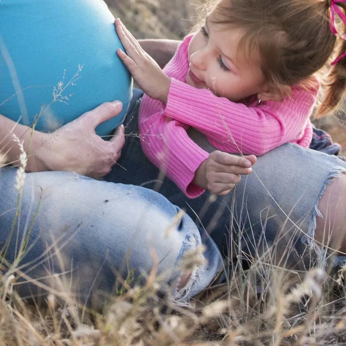 صورة لطفلة وأمها الحامل