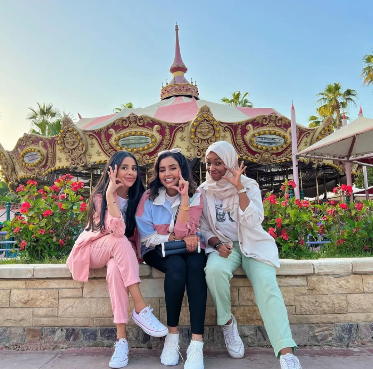 رندا وسارة ومرام - الصورة من حساب مرام على الانستجرام