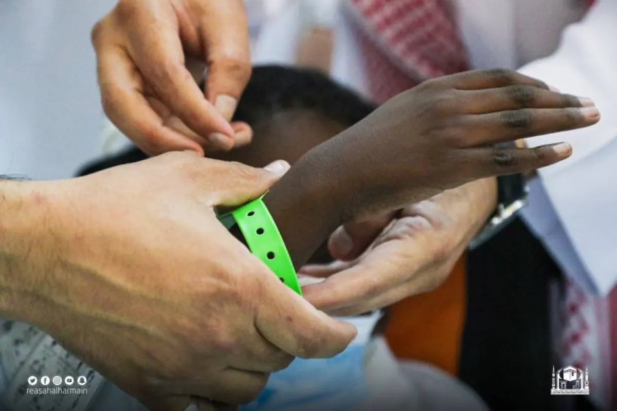 برنامج طفلك معنا بأمان في موسم الحج لتوزيع أساور معصم اليد