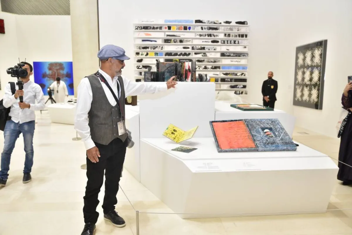 الرسام العراقي غسان غائب يقدم شرحاً عن أعمالة الفنية في المعرض
