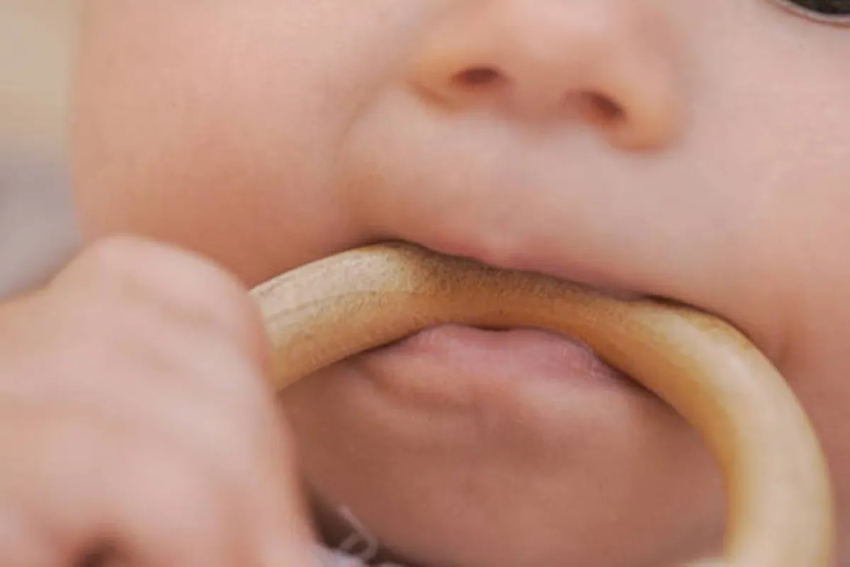 صورة لطفل يضع عضاضة التسنين بين فكيه