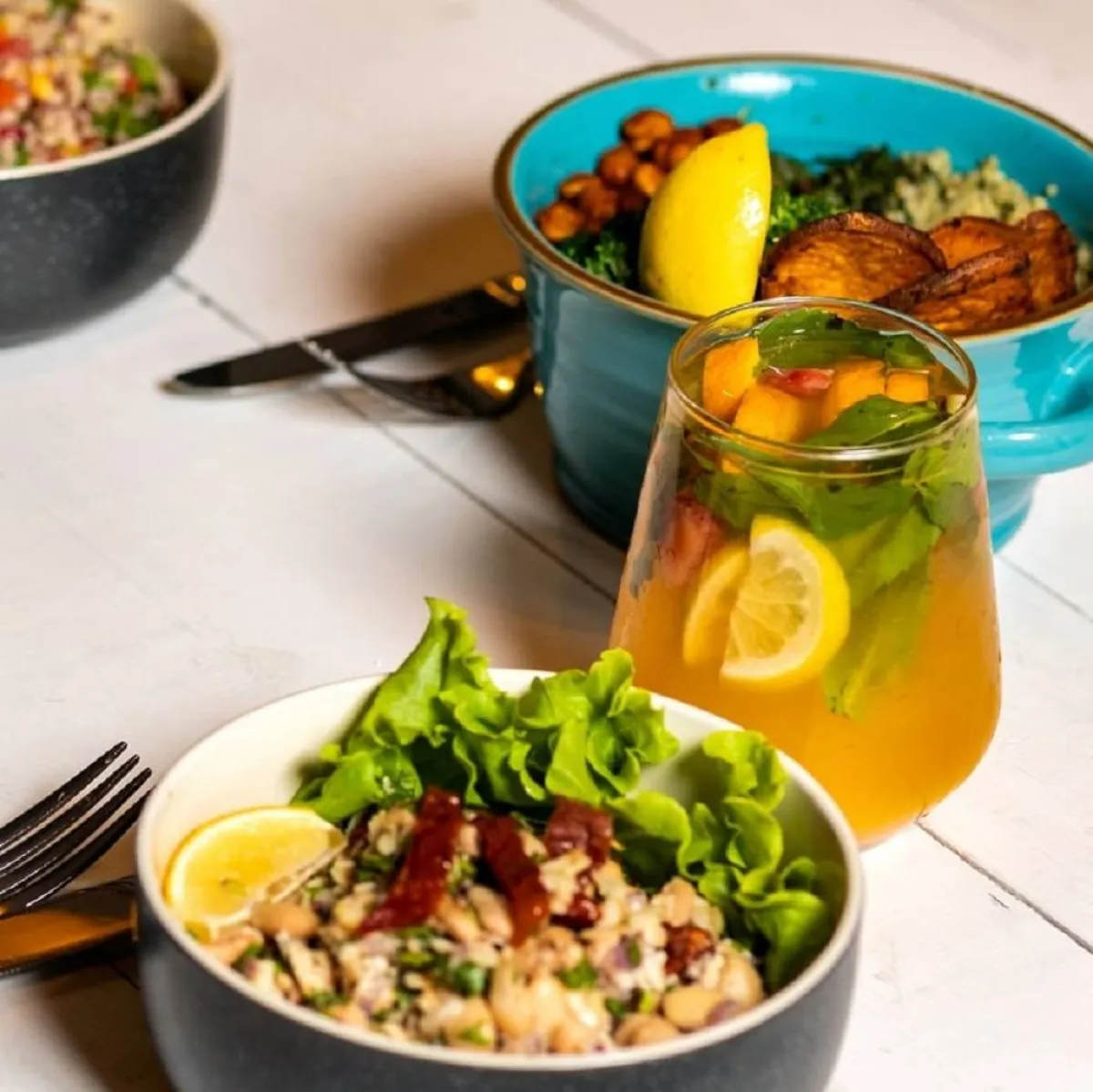 صورة لأطباق من الطعام الصحي