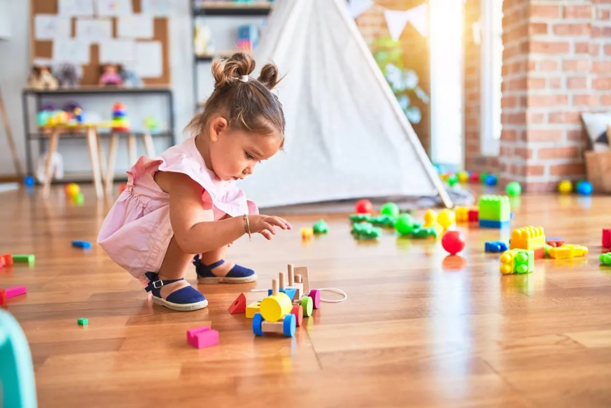 صورة طفلة تلعب بالمكعبات