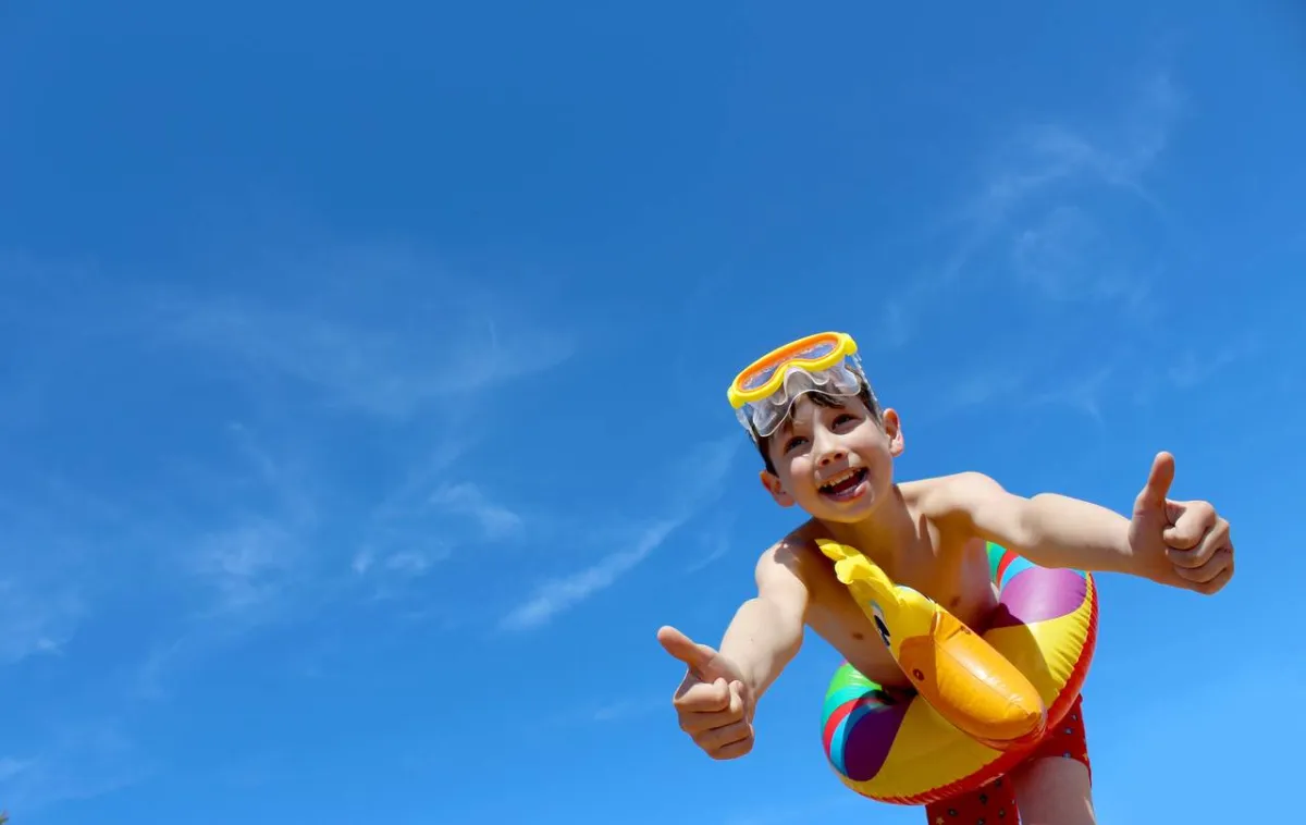 صورة لطفل يسبح