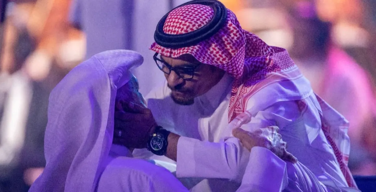 رابح صقر  يقبل سالم الهندي، الرئيس التنفيذي لشركة روتانا للصوتيات والمرئيات