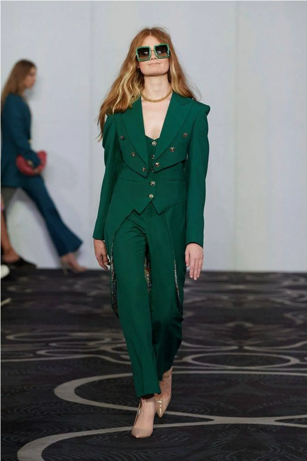 بدل نسائية باللون الأخضر لصيف 2022 من هيلين أنطوني  Helen Anthony