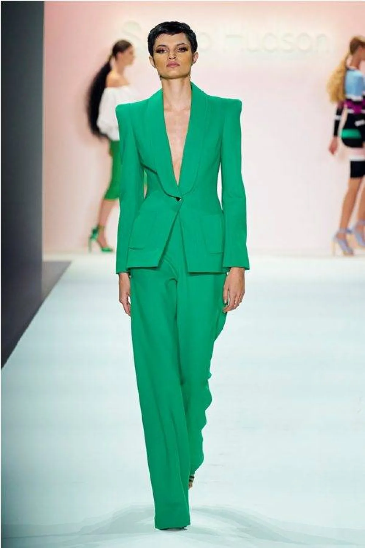 بدلة باللون الأخضر من سيرجيو هدسون  Sergio Hudson