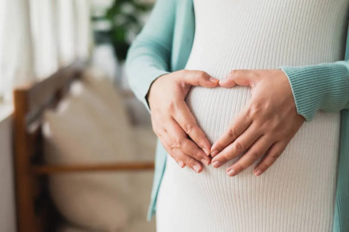 صورة لحامل بحجم بطن كبير معرض للتشققات