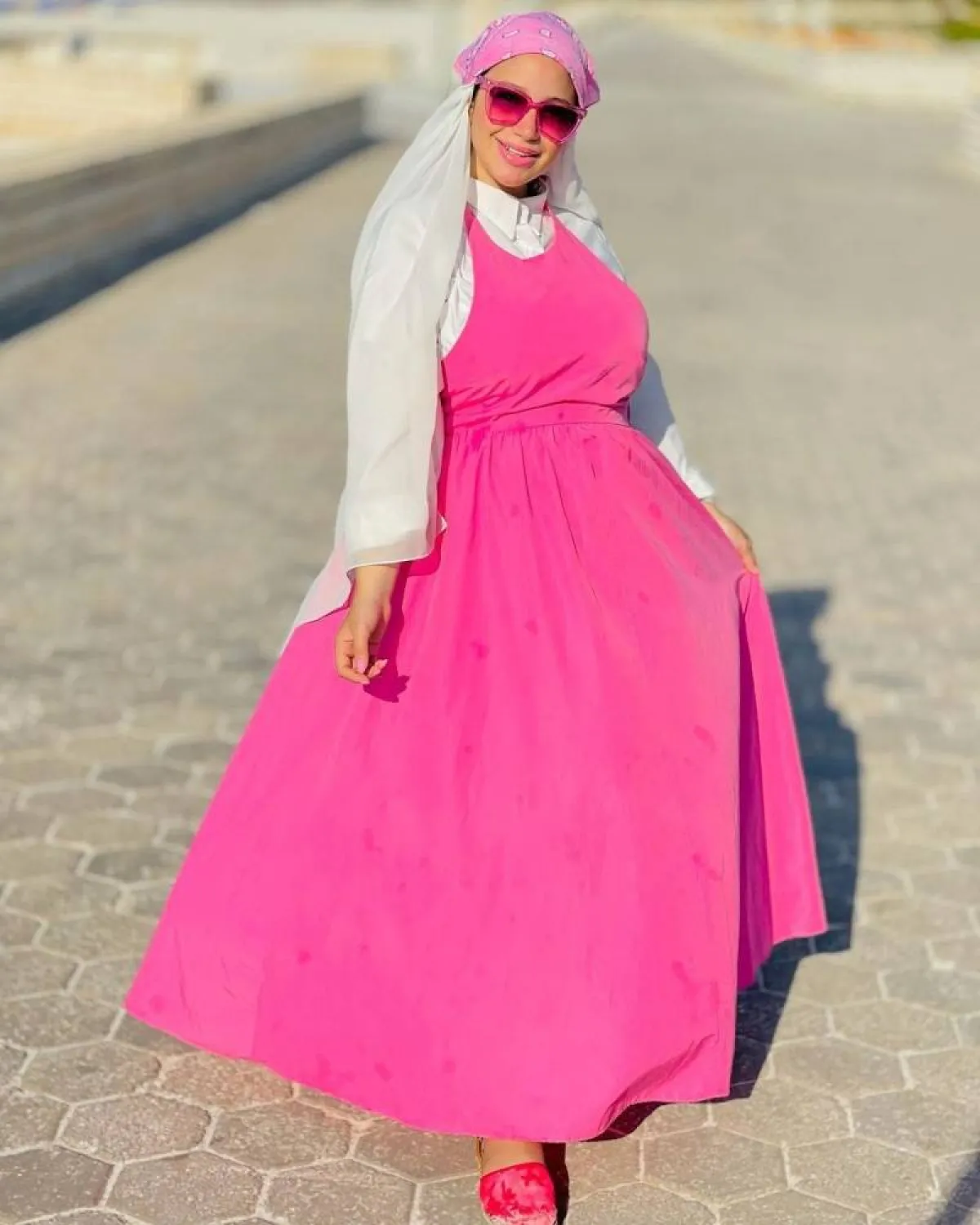 مريم سيف بفستان باللون الوردي النيون