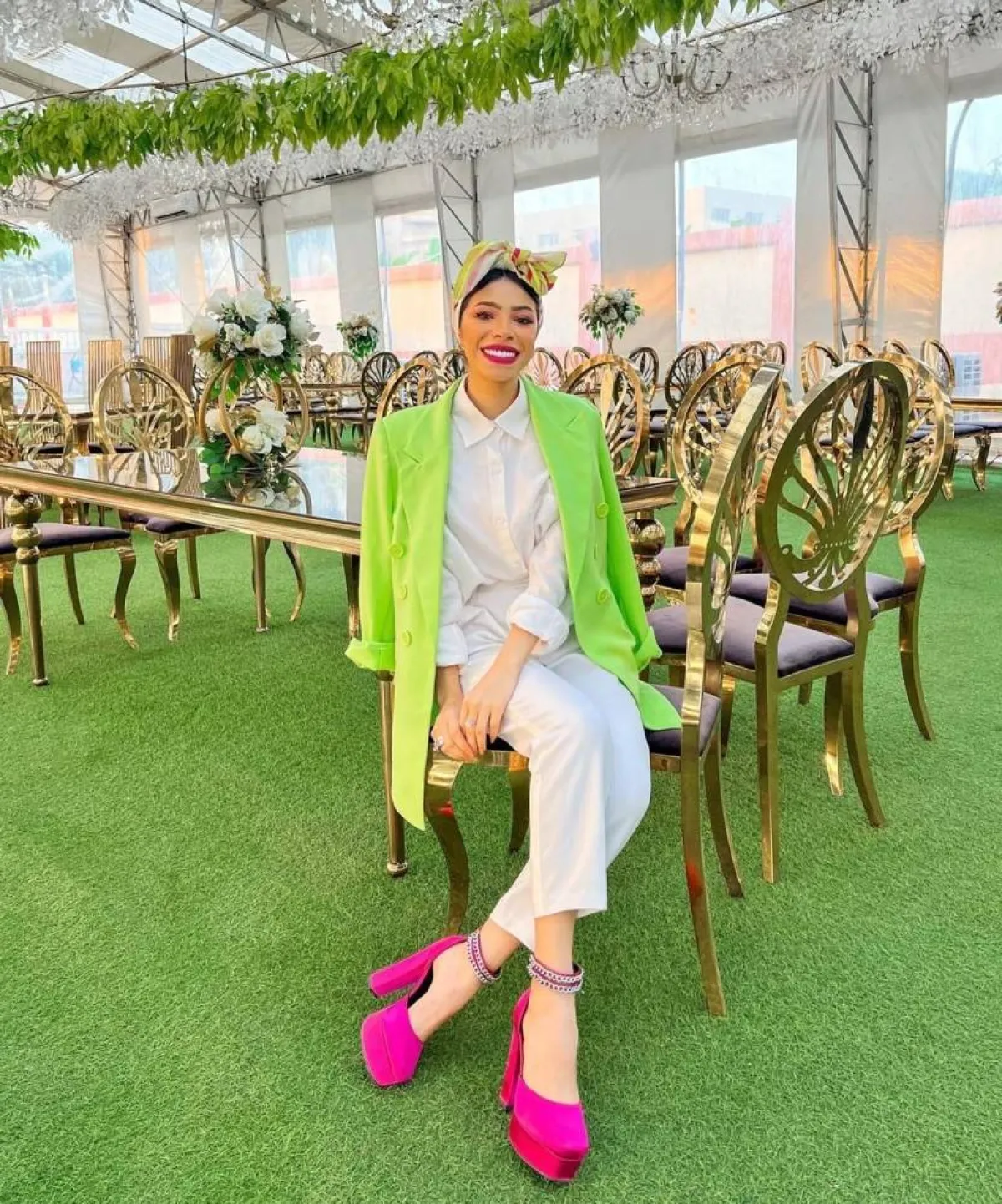 منة السني ببليزر باللون الأخضر النيون