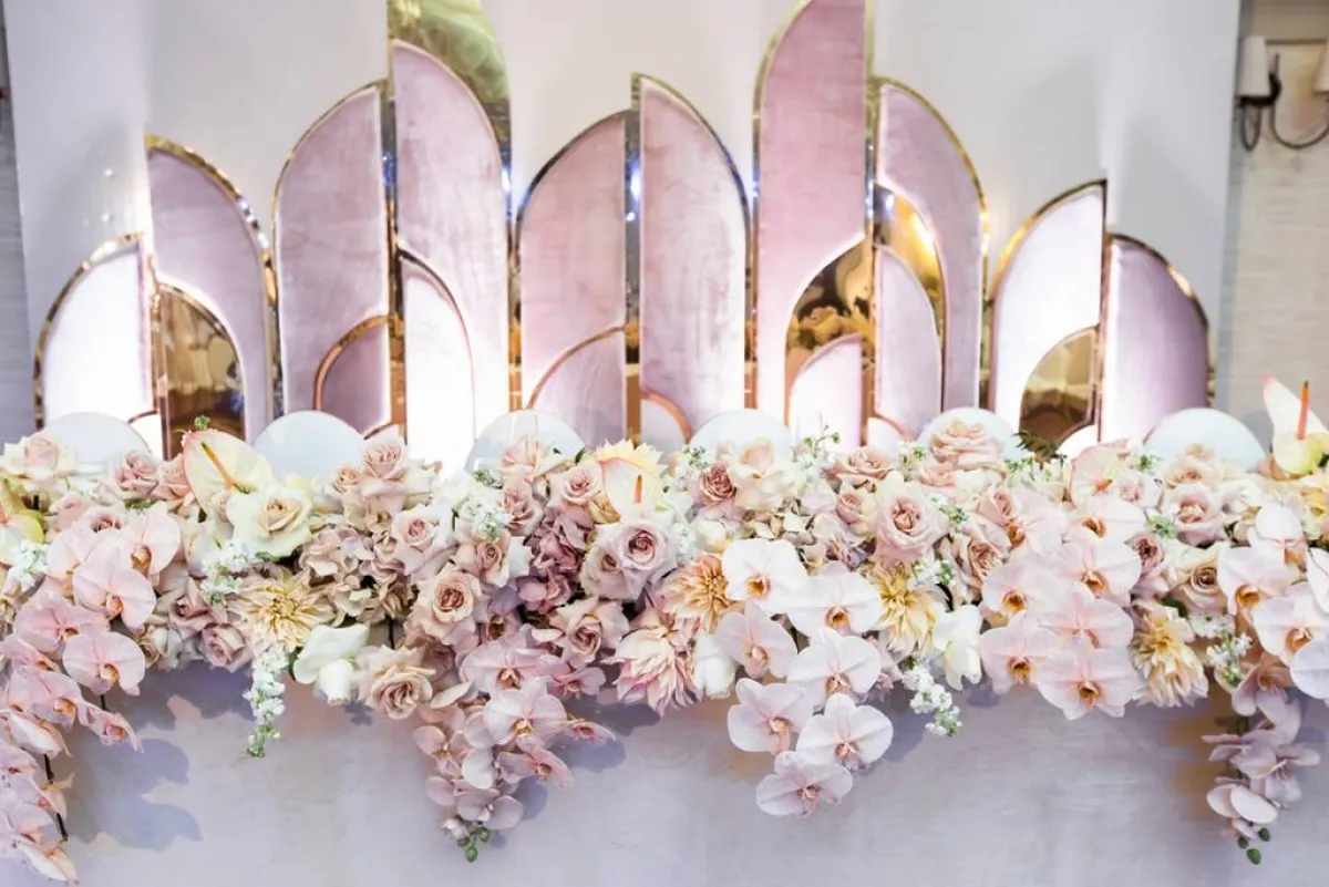 الأبيض والزهري تنسيق لوني مرغوب في ديكورات العرس 