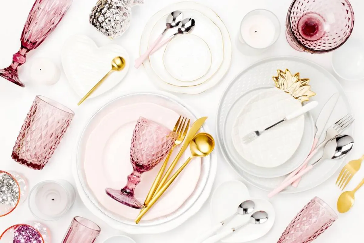 الذهبي والفضي والأبيض وأحد تدرجات الزهري في تنسيق الطاولة