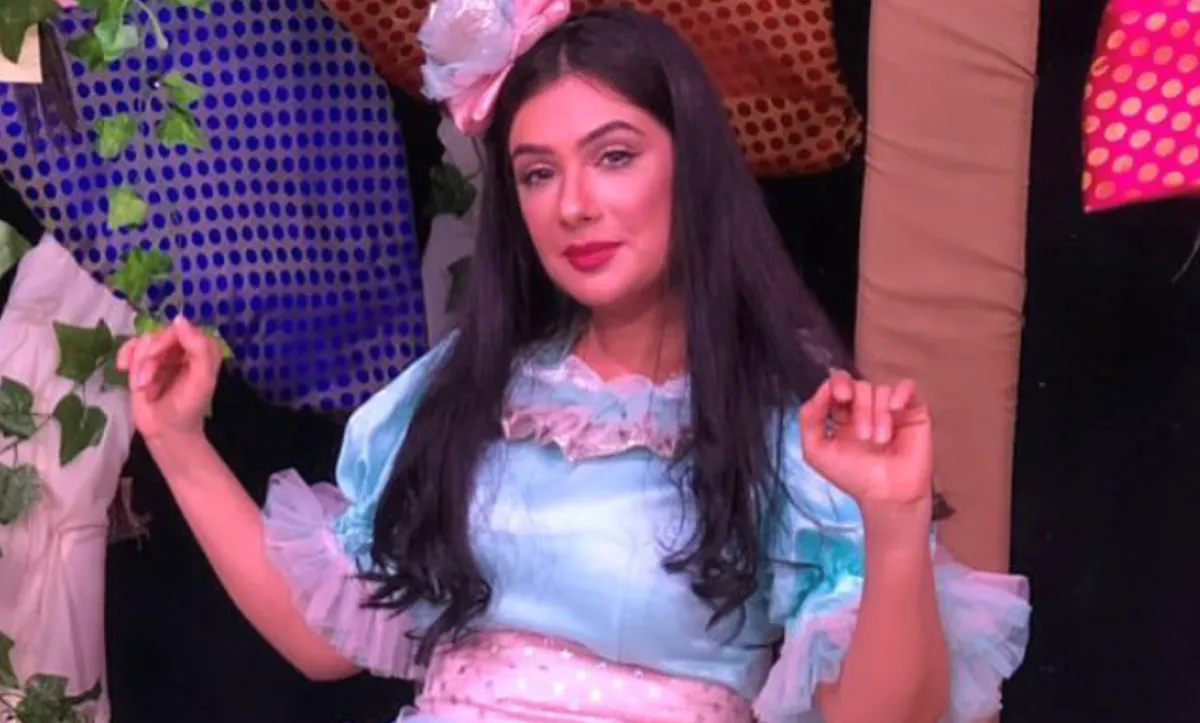 منى الزدجالي- الصورة من حسابها  على الانستغرام