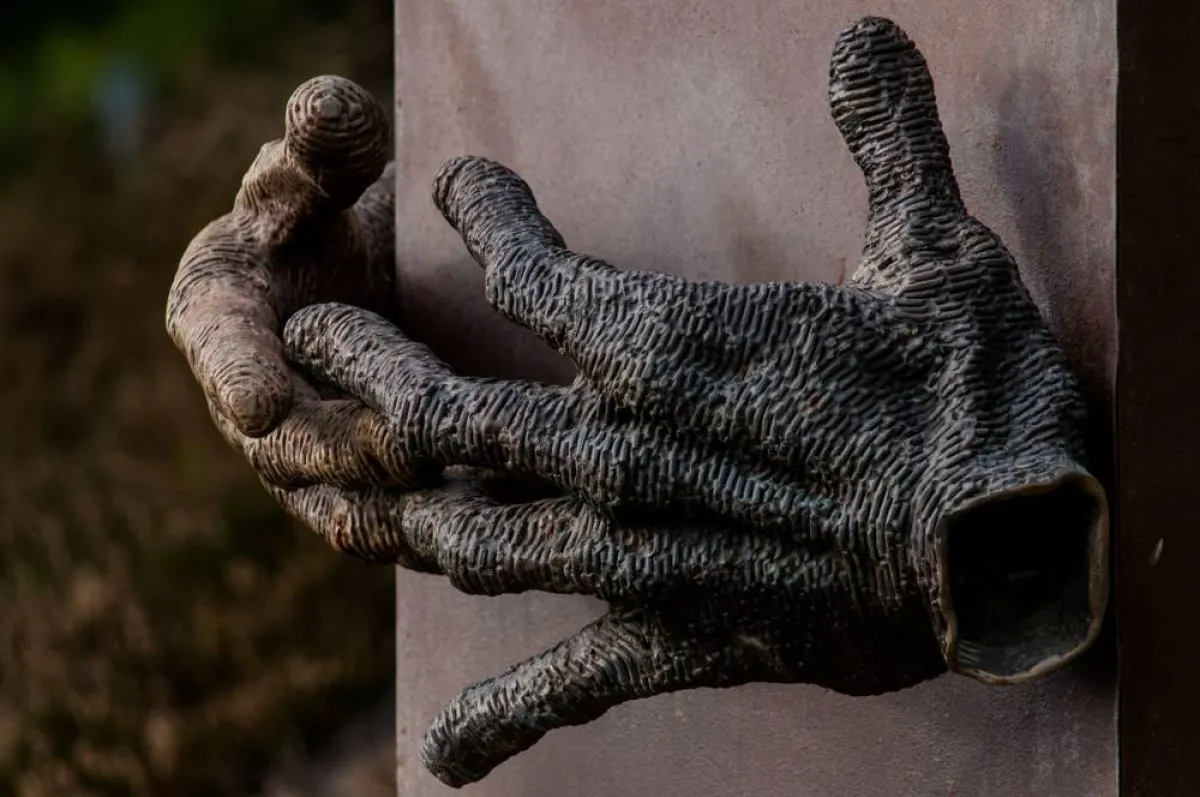 منحوتات شخصيات أسطورية معدنية 