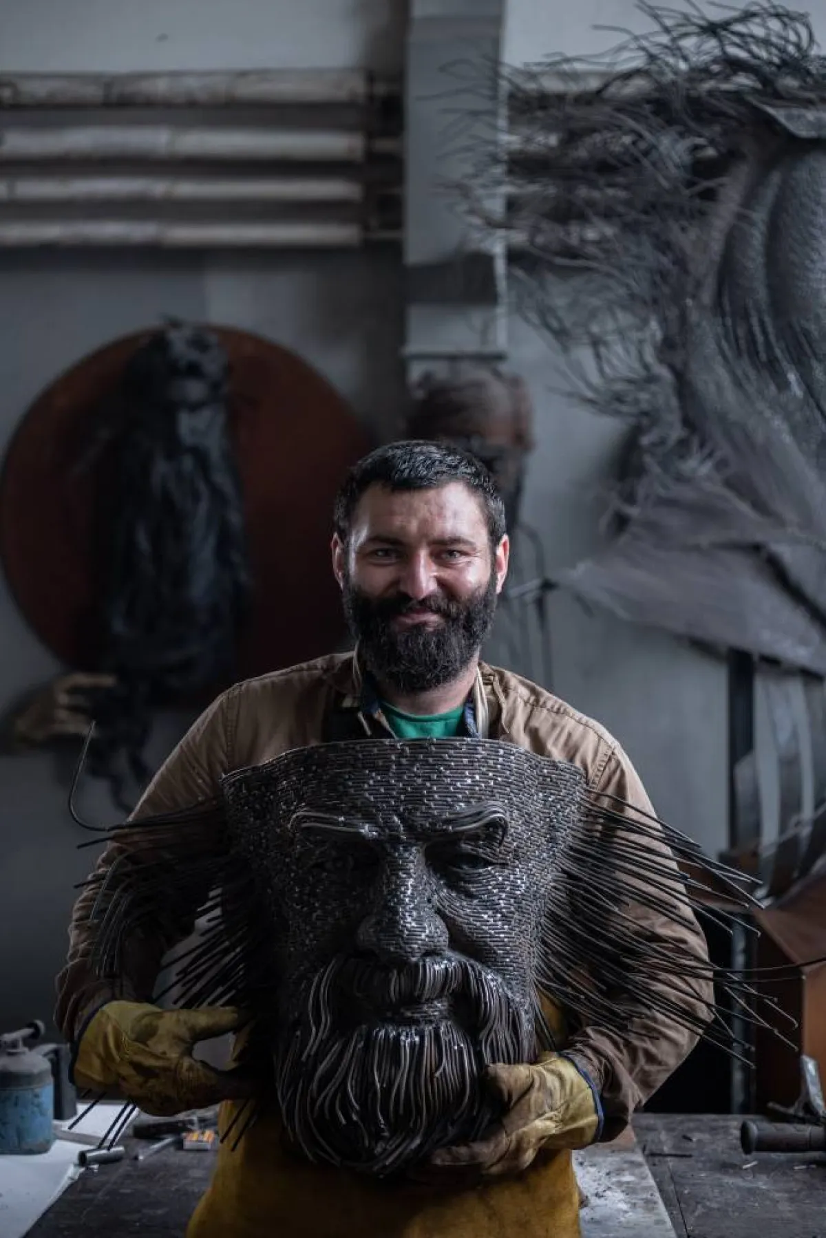 منحوتات شخصيات أسطورية معدنية 