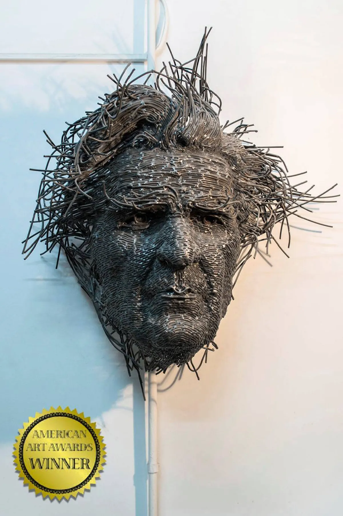 منحوتات شخصيات أسطورية معدنية 