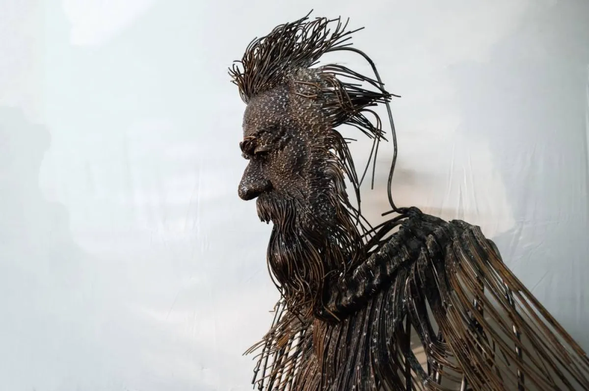 منحوتات شخصيات أسطورية معدنية 