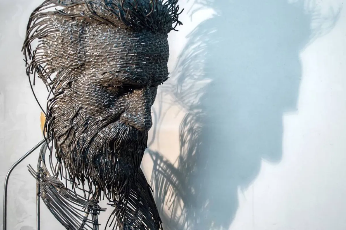 منحوتات شخصيات أسطورية معدنية 