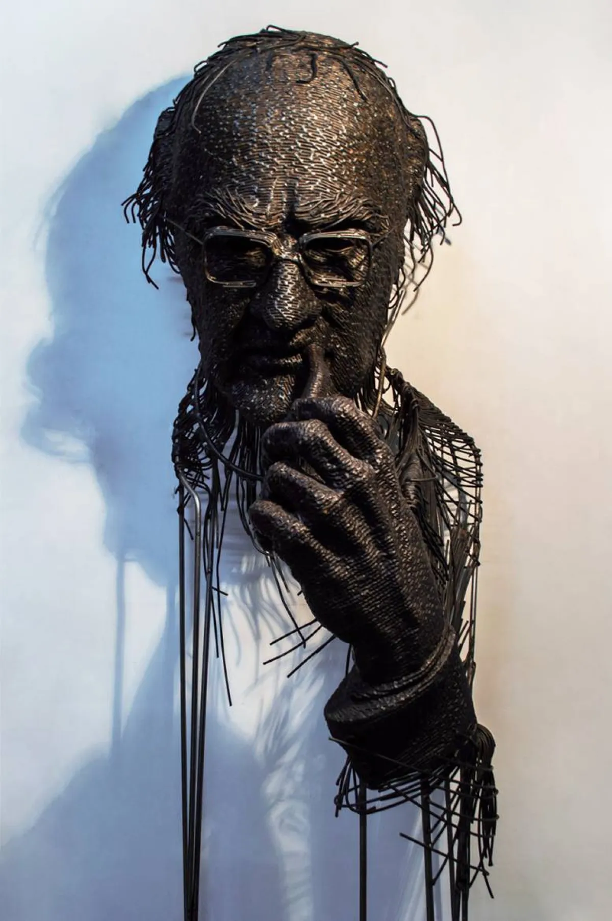 منحوتات شخصيات أسطورية معدنية 