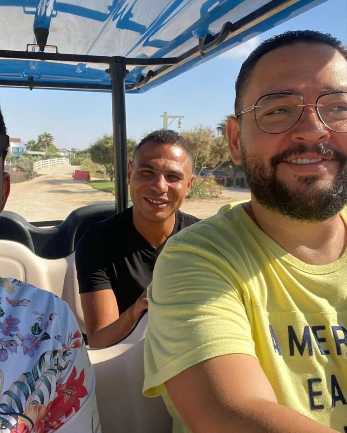 خالد المظفر بصحبة بالفنانين أحمد السقا وأحمد رزق في الساحل الشمالي - صورة من صفحته على " انستغرام"