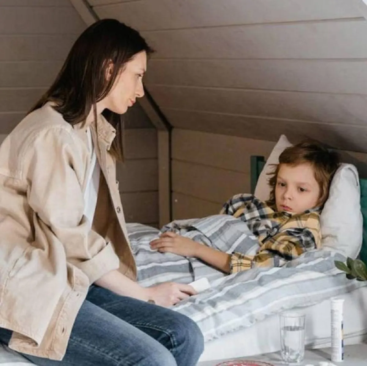 صورة لطفل مريض وأمه