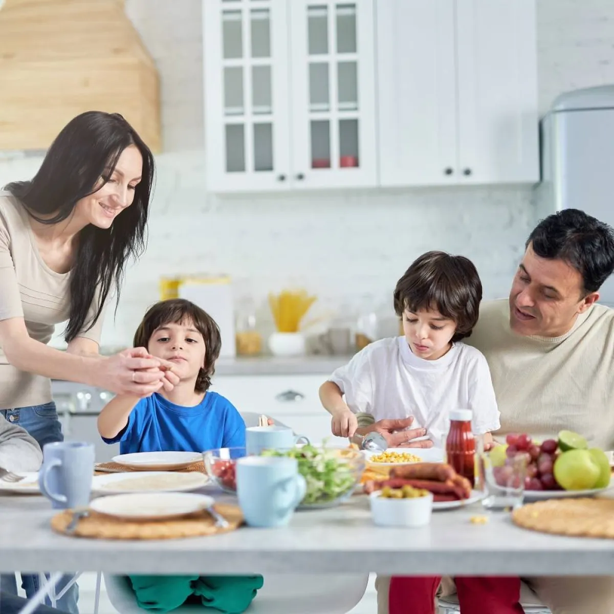 صورة لتجمع عائلي ووجبات صحية