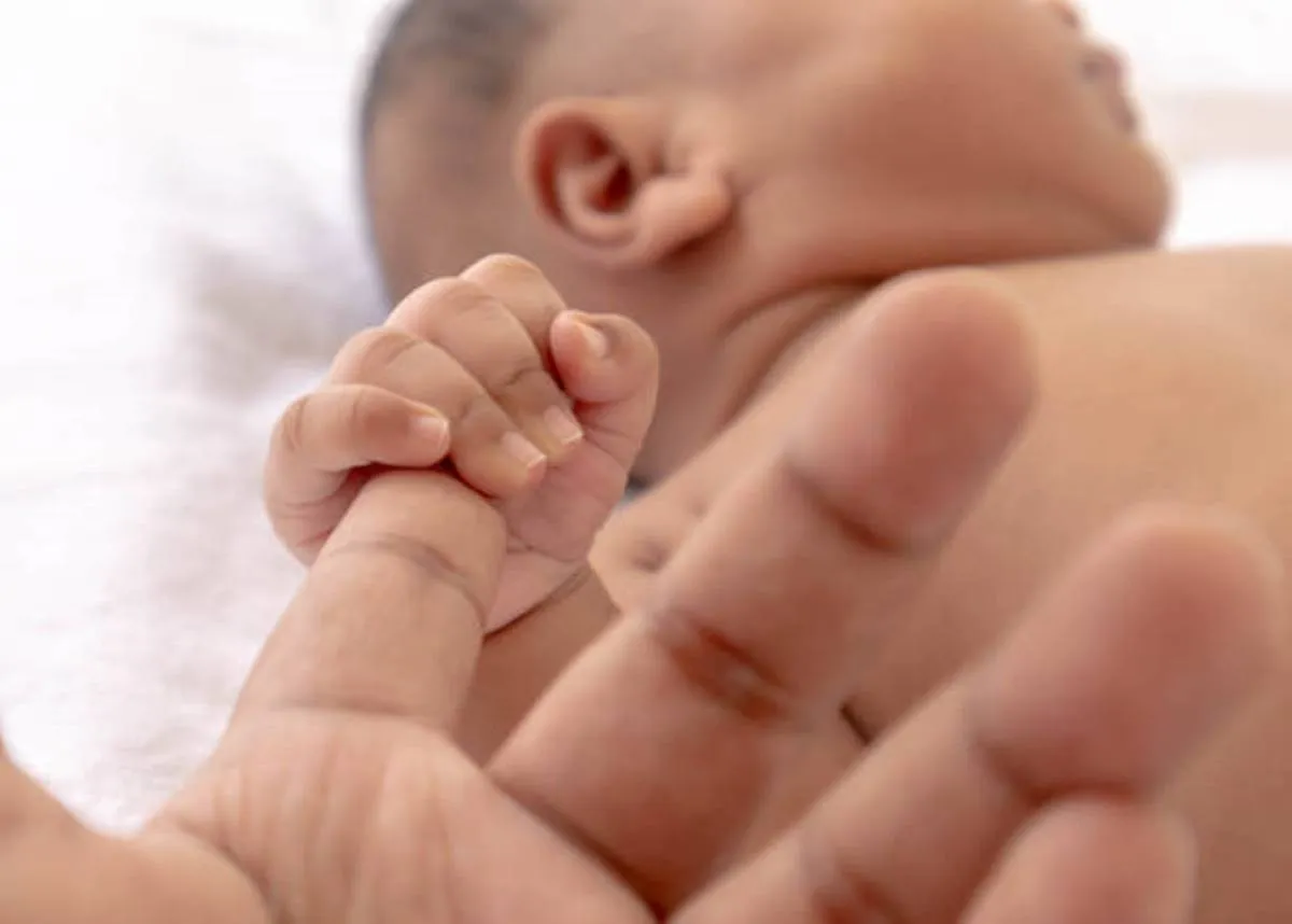 صورة لرضيع يستخدم حاستي اللمس والسمع