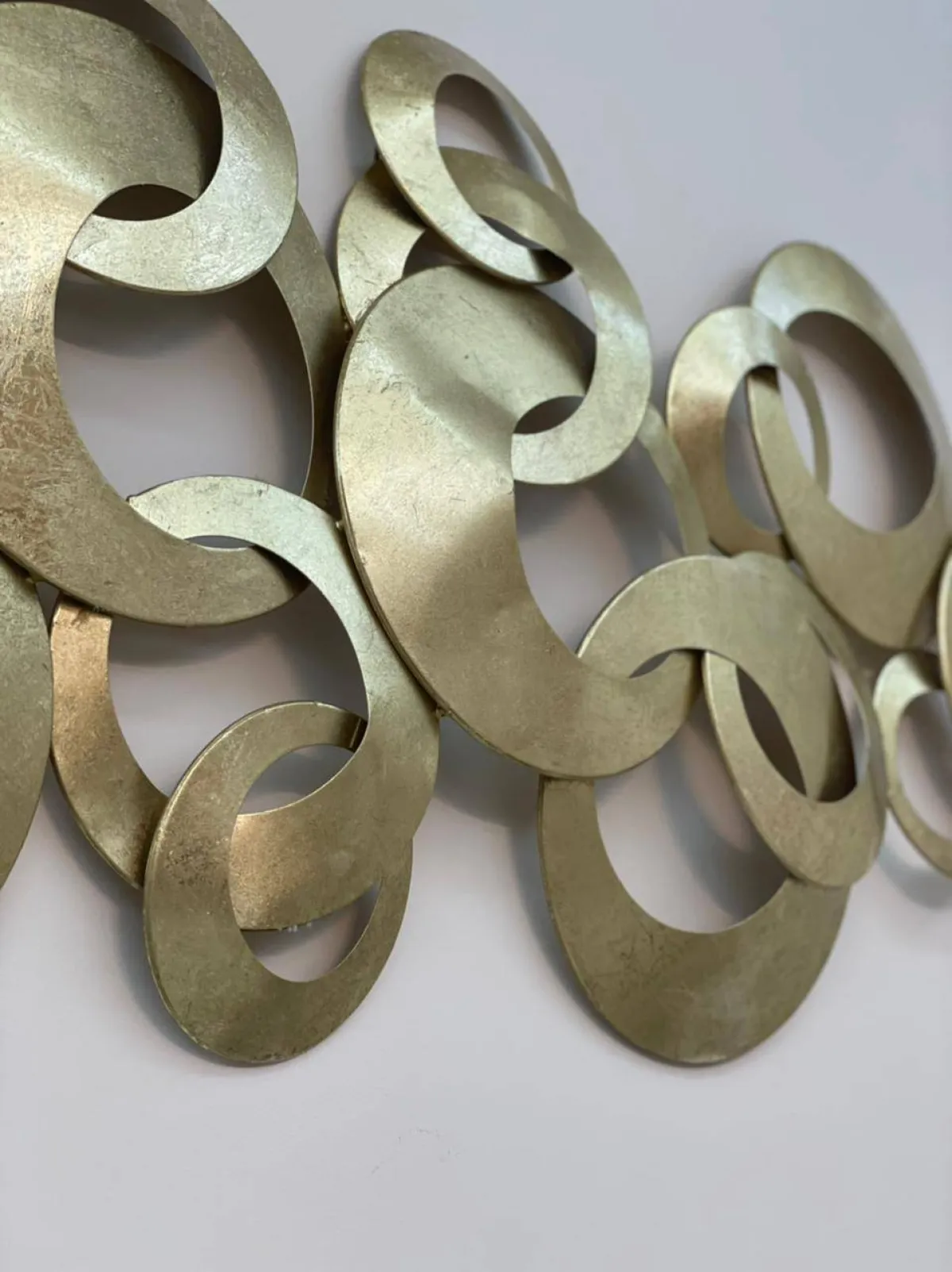 الذهبي لون رائج في موضة ديكور 2022