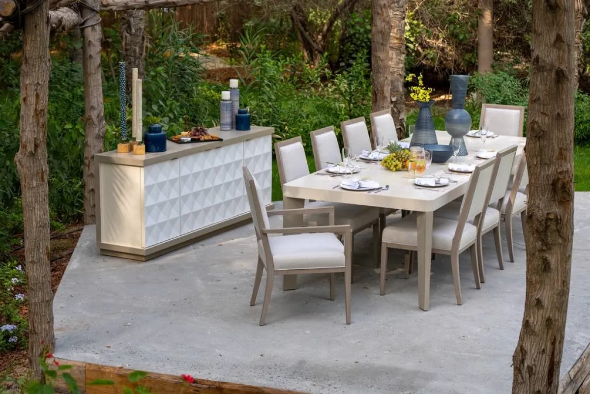 استضافة غداء أو عشاء العيد في حديقة المنزل  