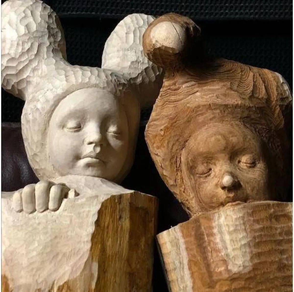 منحوتات خشبية نائمة