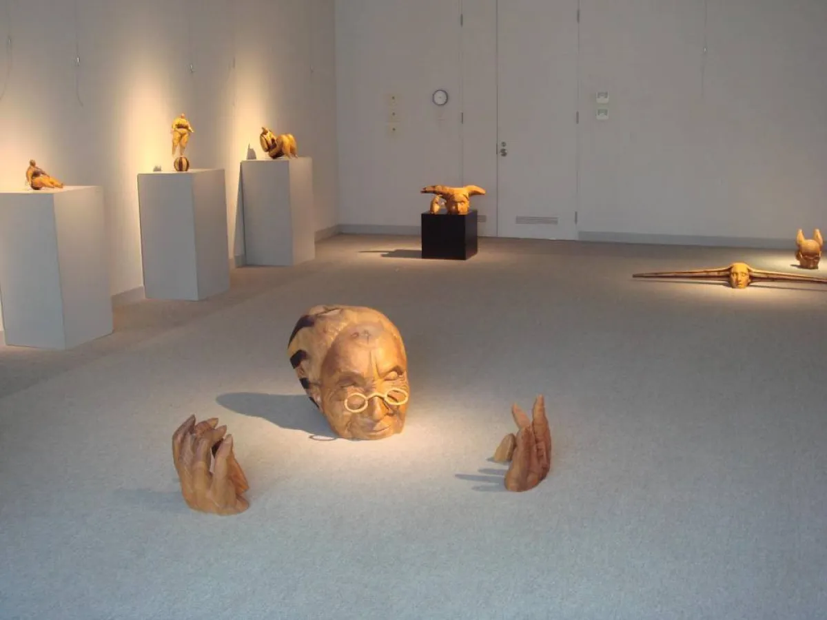 منحوتات خشبية نائمة