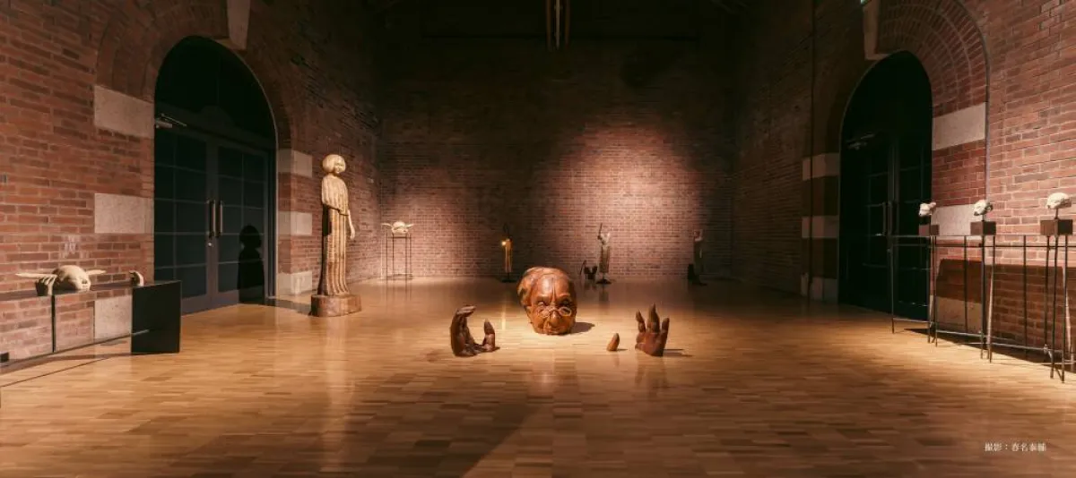 منحوتات خشبية نائمة