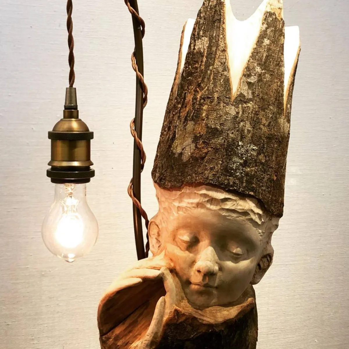 منحوتات خشبية نائمة